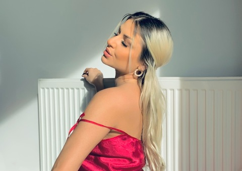 Amy @ammellyaxo cover picture