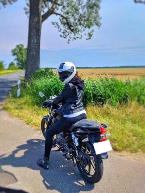Anni @anni_moto cover picture
