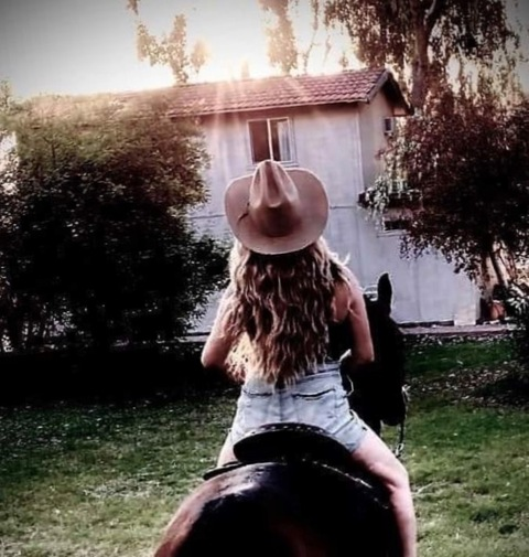 Astrid Rose @astridrosegarden cover picture