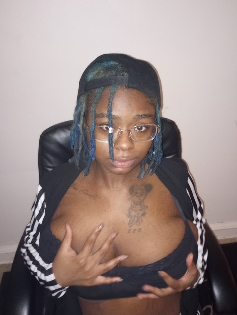 Queen Betty @bettypebbles cover picture
