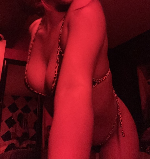 betty @bettythewhitegirl cover picture