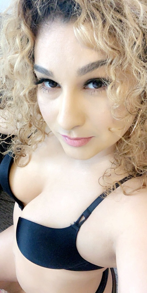 caroline @bflygirl cover picture