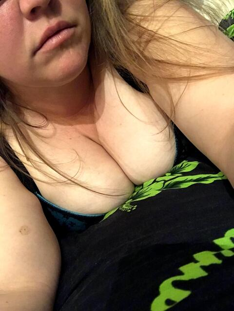 Zara @bigtittytightkitty cover picture