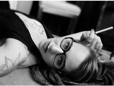 Billie Bee @billiebee_smoking cover picture