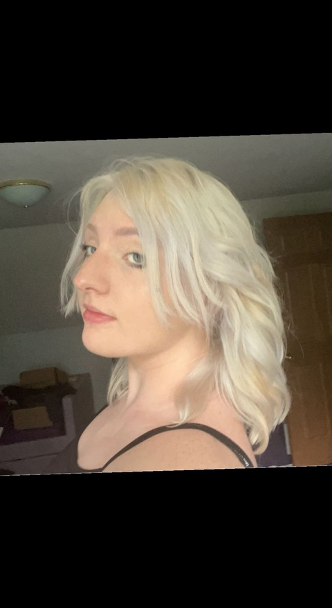 kinley @bitchyblondie69 cover picture