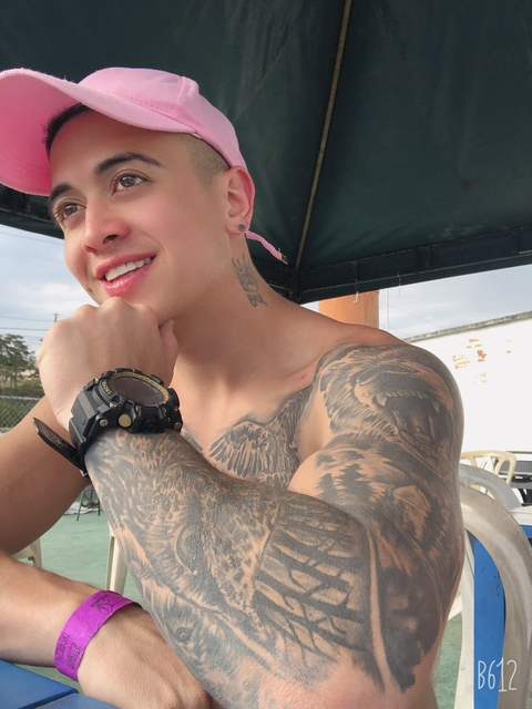 Carlos Herrera 🔥 @carlosxxx cover picture