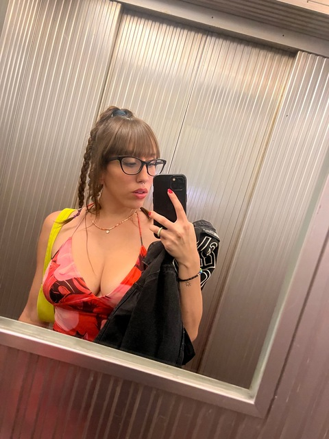 Claudia Dellepiane @cladellepiane cover picture