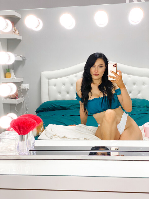 Alexis Rose @cristalalexisrose cover picture