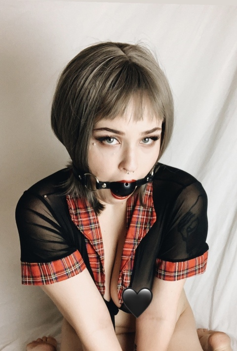 Veronica @dungeongirl cover picture