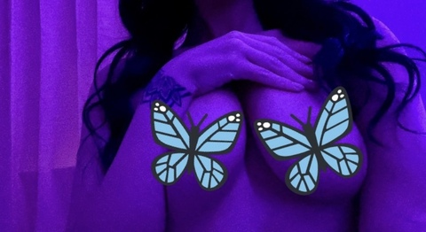 Elle @ellevee22 cover picture