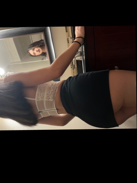 Elle @ellewright cover picture