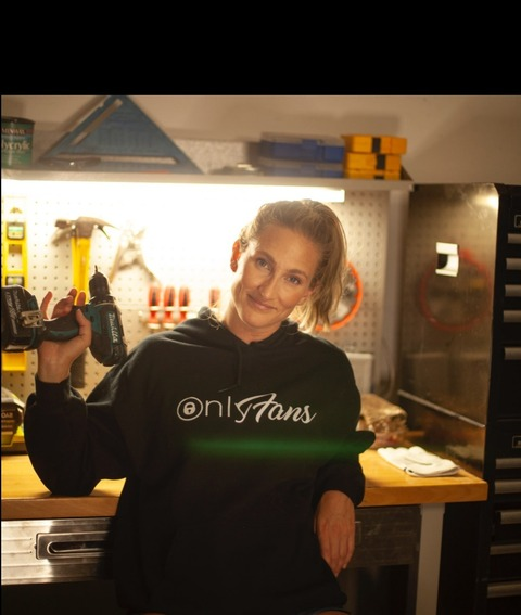 Erin @erinbuilds cover picture