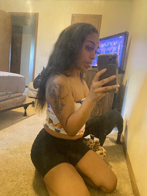 essie pooh 🍯 @essbae cover picture