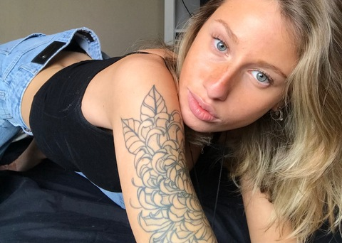 Freckles Girl @freacklessgirl cover picture