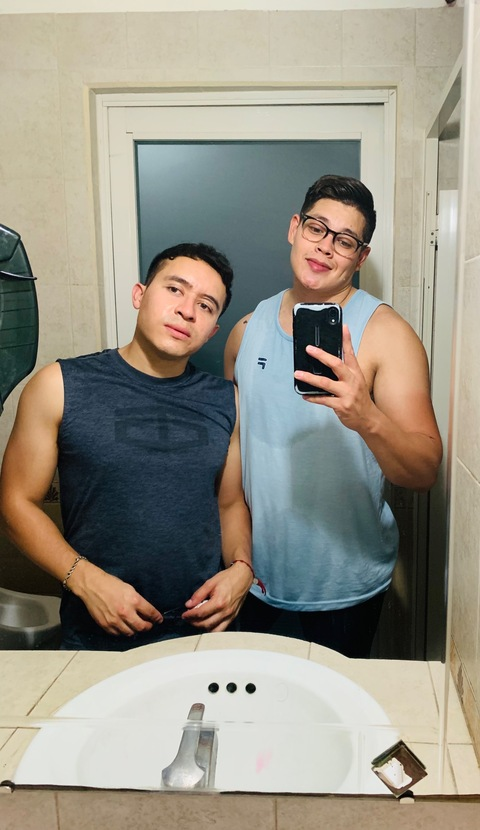 Muñecos II @freecouples04 cover picture