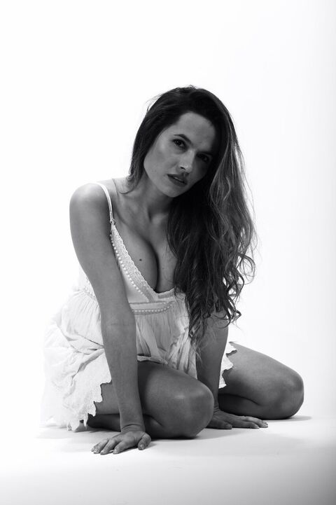 Honey @honeybeeuk cover picture
