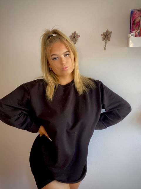 Holly @hxlly_evans cover picture