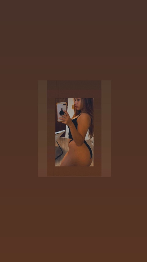 Mel @itsmeldoeee cover picture