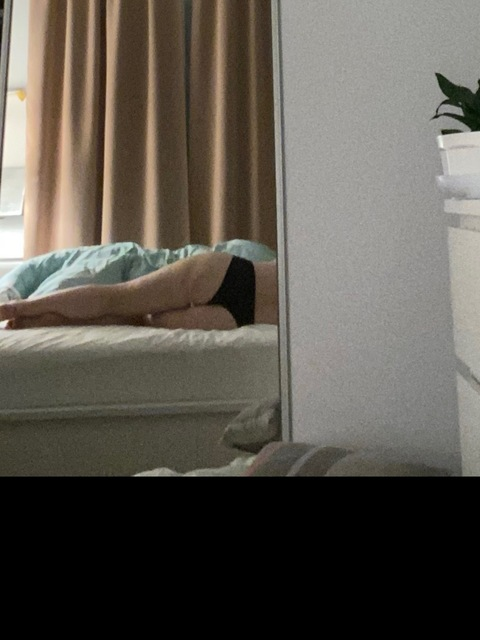 Izzy @izzy_93 cover picture