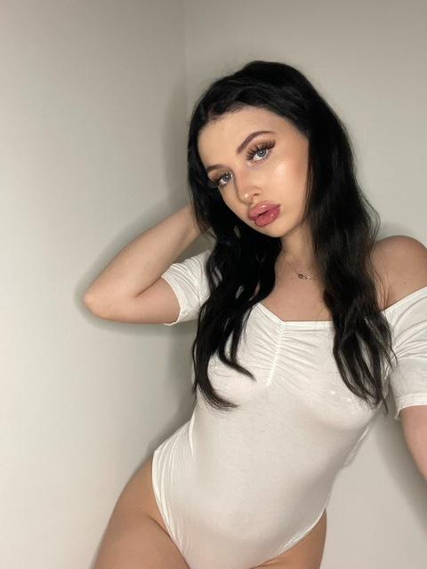 Izzy Davila @izzydavila cover picture