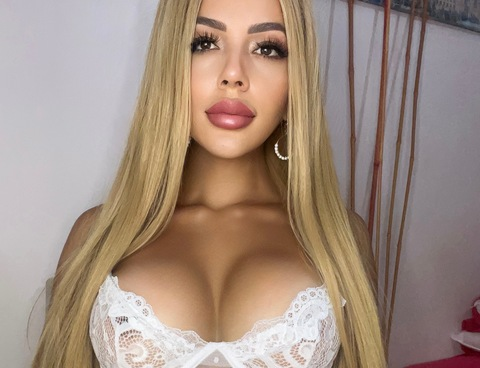 Jasmine Pineda @jasminepanama cover picture