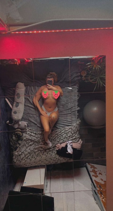 laurajuliemcxx @laurajuliemc cover picture