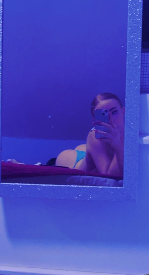 Laura smith @llsmithx cover picture