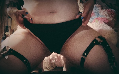 Mel 🔞🖤 @m3llyb3ans cover picture