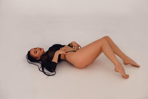 Mia @mia_cloudyy cover picture