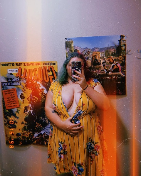 Julia @missjulzxx cover picture