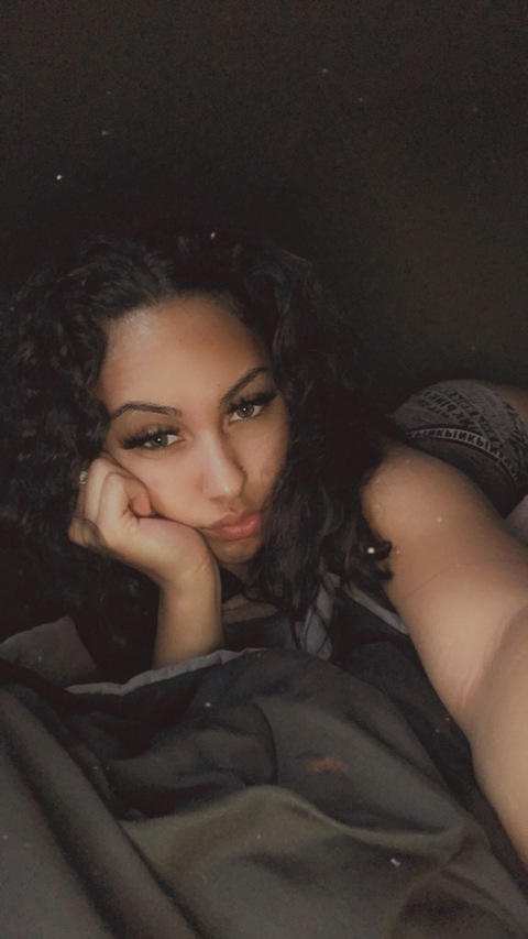 Molly May @mollyymayy cover picture