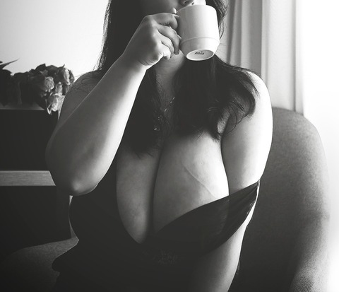 Mona - the one and only @mona_offiziell cover picture