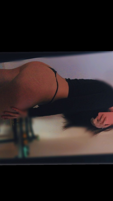 Tina @monn00 cover picture