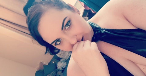 NAUGHTY-ROBYN @naughtyrobyn cover picture