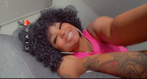 Niesha Lee @nia_wonderlands cover picture