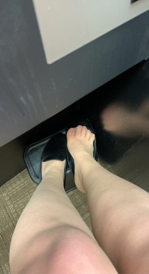 Scarlett Leigh @officefeet cover picture