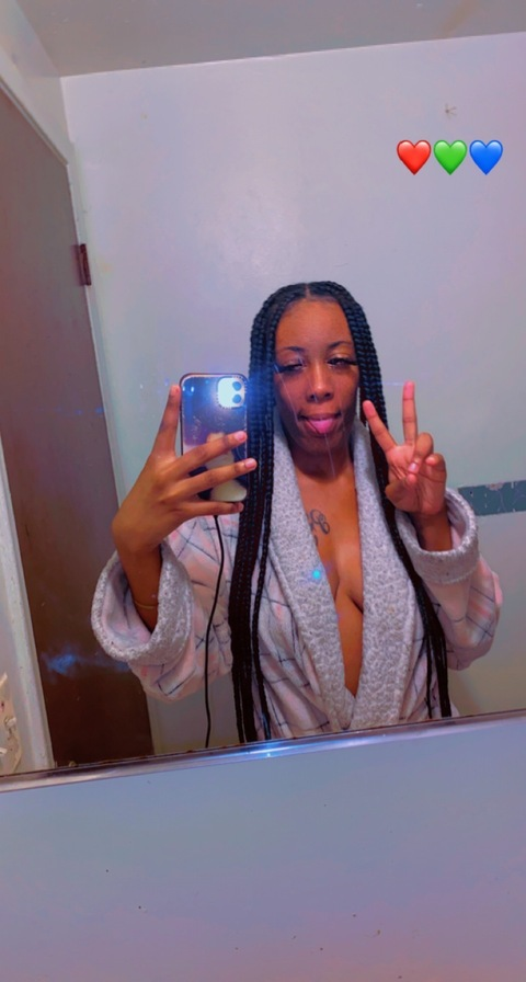Yanna @prettyfaceyann cover picture