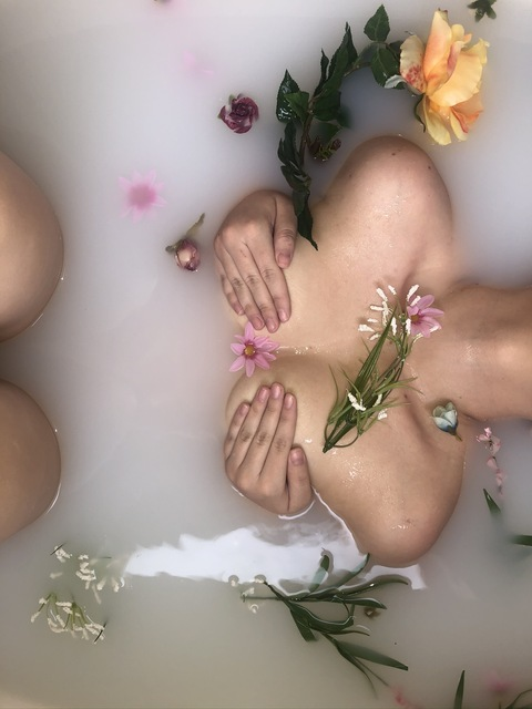 Madison Alexander @queenterpene cover picture