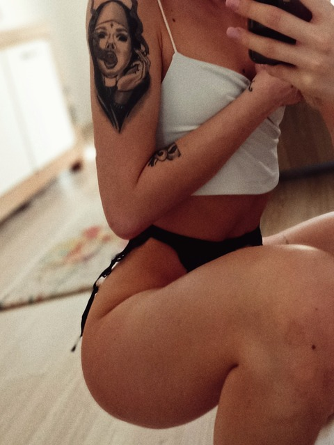 RoxiGrr @roxigrr cover picture