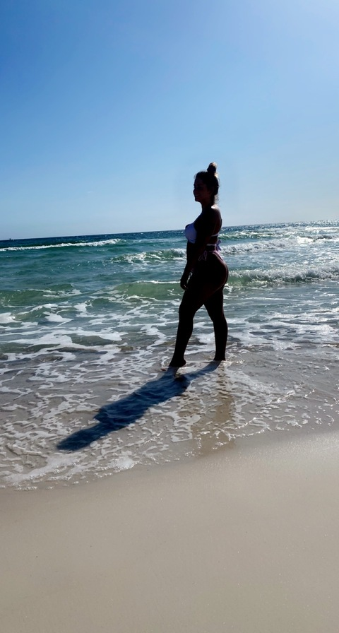 Roxanne @roxyanne100 cover picture