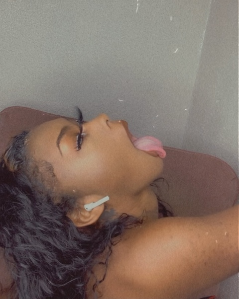 Shyy.secerts 💦 @shes.wett cover picture