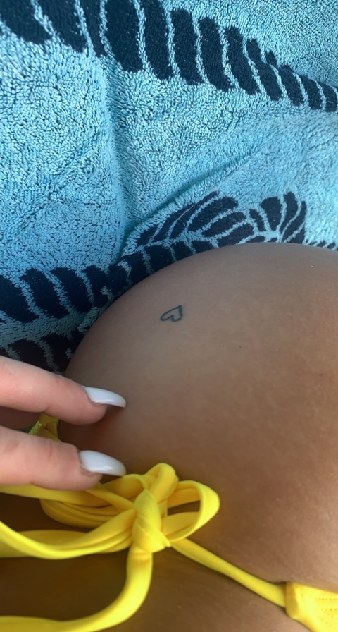 𝕋𝕙𝕒𝕥 𝔹𝕦𝕞 𝔾𝕚𝕣𝕝 @shesthatgirlxo cover picture
