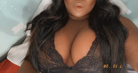 Stacey Crawford @staceycxoxo cover picture