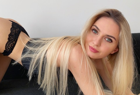 Stacy @stacy_swan cover picture