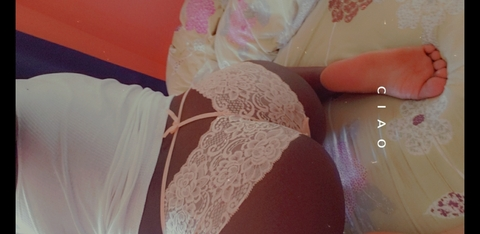 Ashley @strawberrychocolatee cover picture