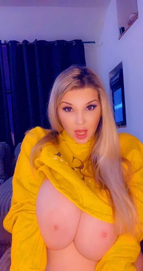 TheBustyBxtch @thebustybxtch cover picture