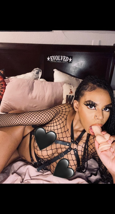 Luna 🌖🖤 @themoonbabyluna cover picture
