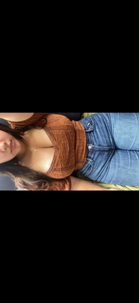 Iza @whoelsebutiza cover picture