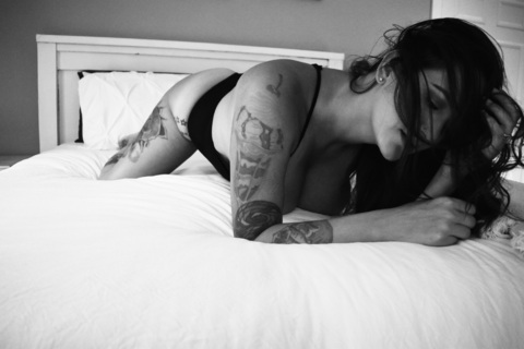 Caroline Stingy @yourneighborhoodmilf cover picture