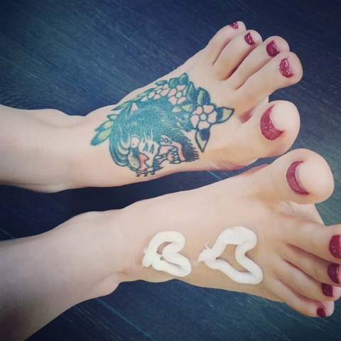 Ziwy @ziwytattooedfeet cover picture